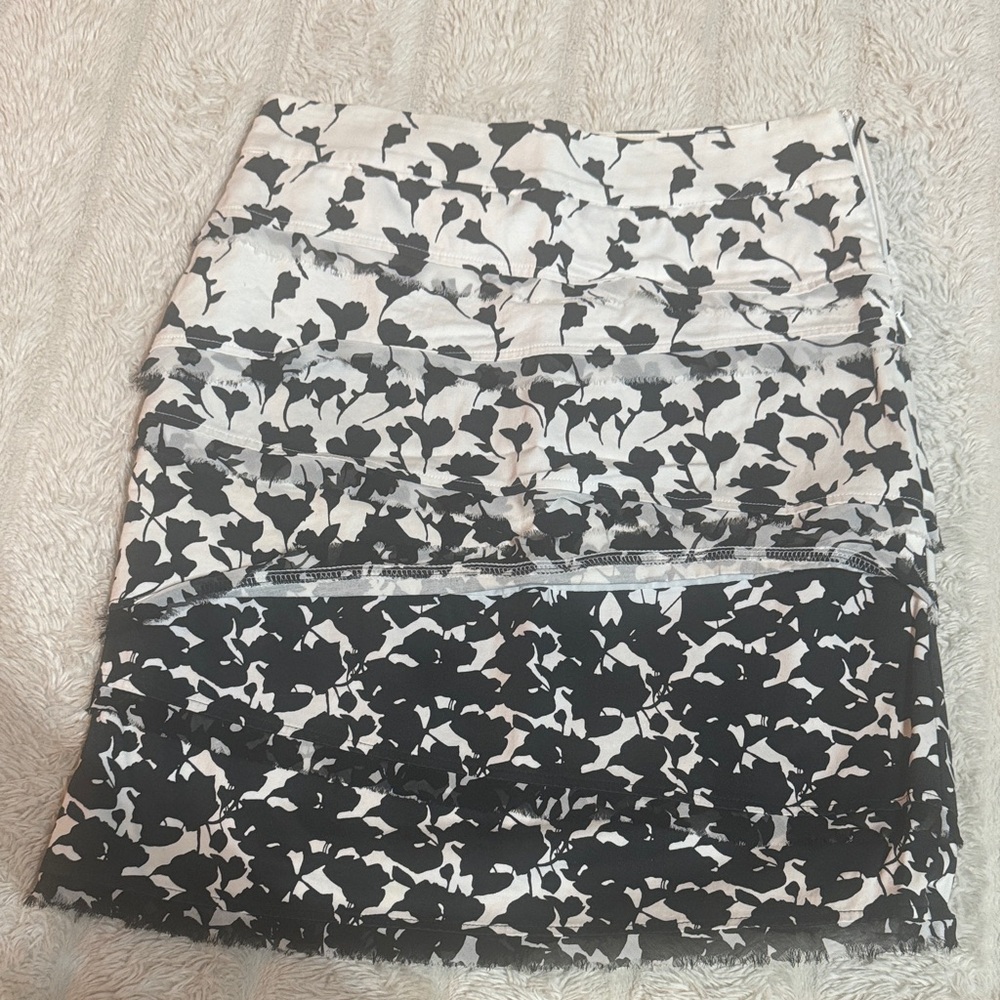 White House Black Market Black and White Patterned Mini Skirt - Picture 2 of 9